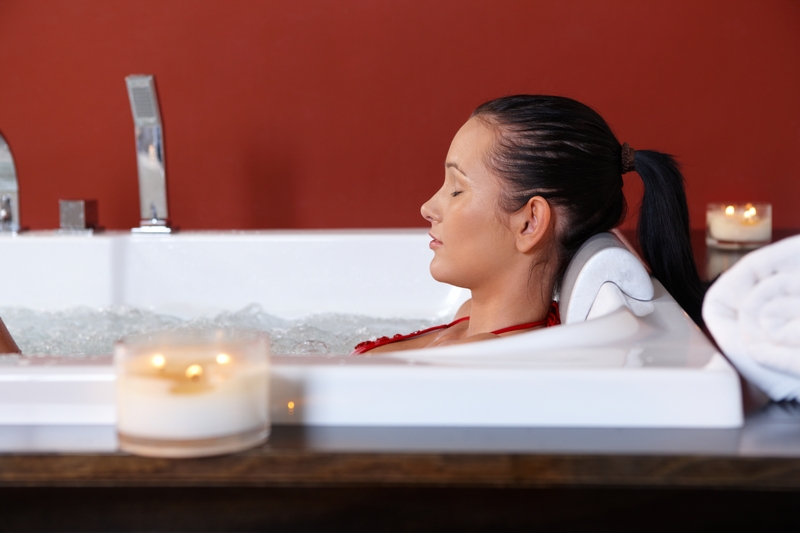 bathing in Epsom salts for recovery hacks for sore muscles 