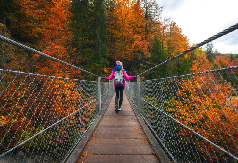 fall hiking for the benefits of green spaces